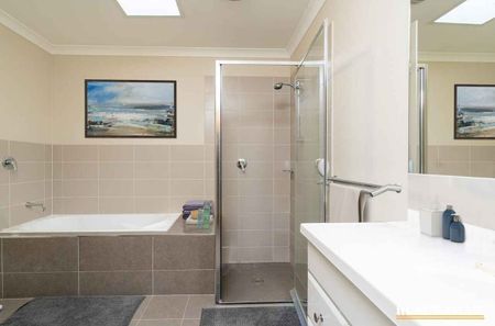 Stunning Three Bedroom Townhouse - Photo 4