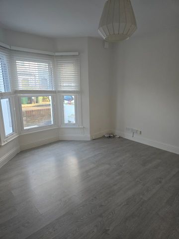 Studio Flat, Glendall Street, SW9 - Photo 2