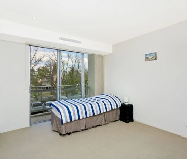 Modern 2-Bedroom Apartment in the Heart of Braddon - Photo 3