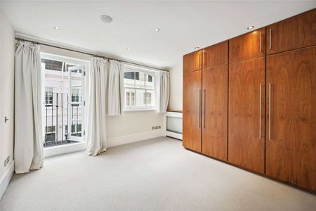 A beautifully presented three bedroom mews house located in the heart of South Kensington also benefiting from a private garage. - Photo 5