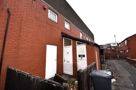 2 bedroom House in Hyde Park, Leeds - Photo 3