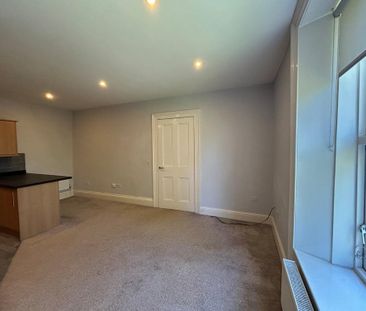 3 bedroom flat to rent - Photo 2
