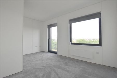 Well presented 4 bedroom semi-detached house situated within the growing community of Northstowe. Driveway parking. Highly efficient electric heating. Unfurnished. - Photo 3