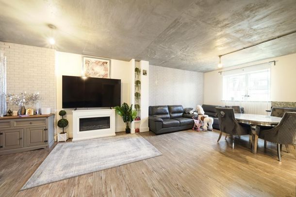 3 bedroom flat to rent - Photo 1