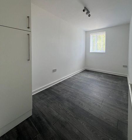 5 bedroom end of terrace house to rent - Photo 2