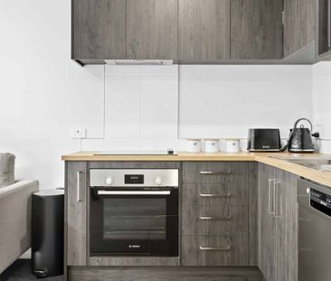 Modern, Fully Furnished 4 Bed & 4 Bath Townhouse ! - Photo 3