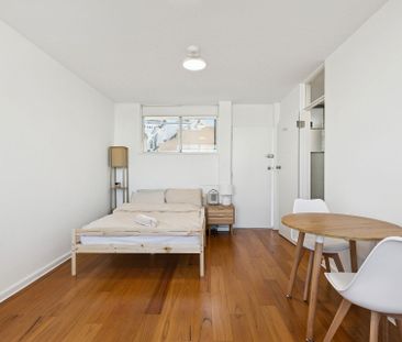 Choose from 4 modern furnished studios - Photo 2