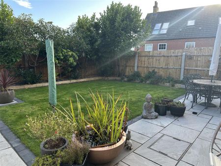 4 bedroom detached house to rent - Photo 2