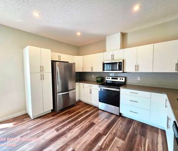 GREAT 3 BED PLUS BONUS RM, 2.5 BATH, 2 STOREY TOWNHOUSE W/A DOUBLE ... - Photo 4