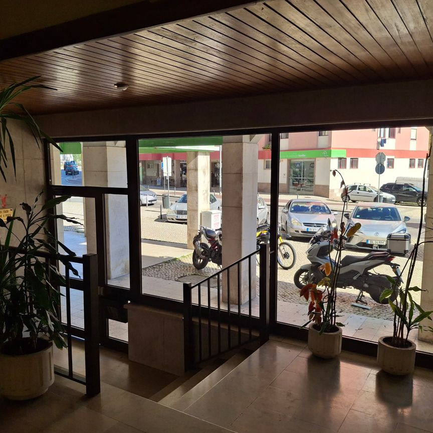 Apartamento T2 com Garagem na Avenida Independência das Colónias - Photo 1