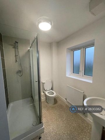 4 bedroom semi-detached house to rent - Photo 5