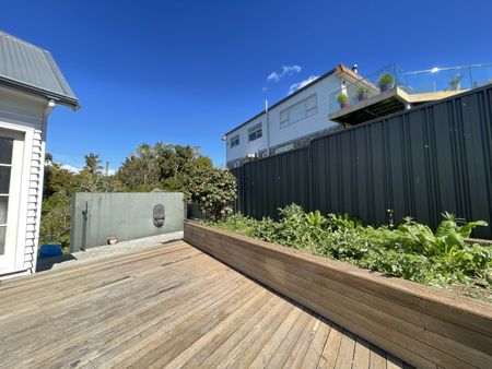 Solid, Spacious and Sunny family home! - Photo 5