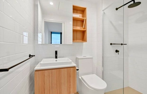 MODERN 2- BEDROOM APARTMENT WITH STUNNING BAY VIEWS + WHITE GOODS - Photo 1