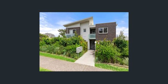 Stylish Studio Apartment with Separate Bedroom & Large Courtyard - Photo 3