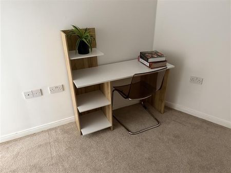 3 bedroom flat to rent - Photo 4