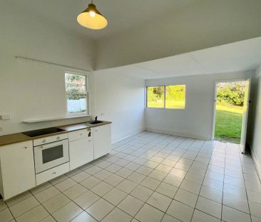 Centrally Located One Bedroom Flat! - Photo 3