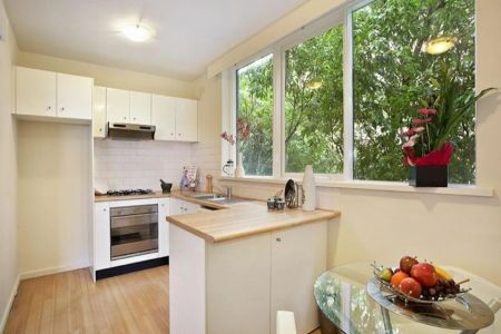 Spacious and Sun-lit 2 bed apartment - Photo 4