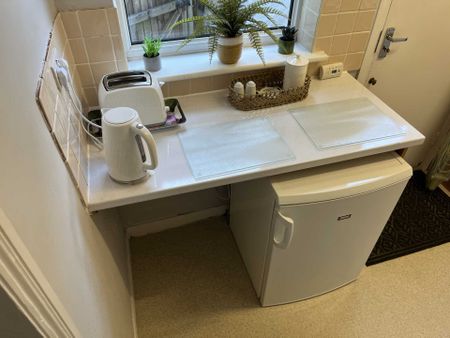 Room 2, 25 Springfield Road, Guildford, Surrey GU1 4DW - Photo 4