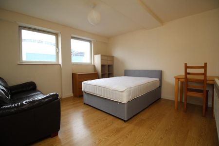 3 bedroom flat to rent - Photo 3