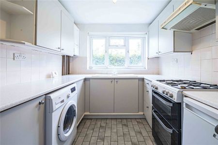 1 bed Flat for rent - Photo 2