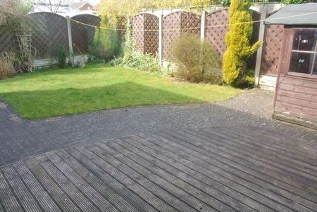 4 bedroom end of terrace house to rent - Photo 2