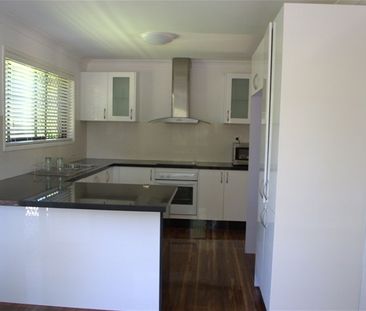 Large 3 Bed Room Family Home with Great Location - Photo 3