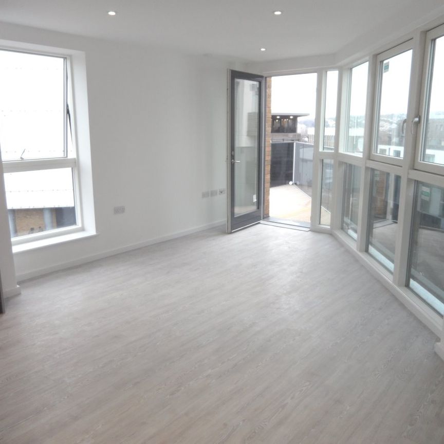 Embankment House - Photo 1