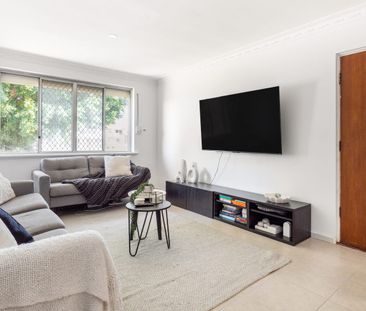 Beautiful 3 Bedroom 1 Bathroom Available for Rent - Photo 4