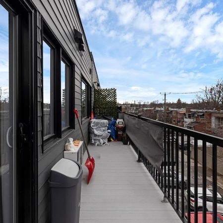 Superbe 4 1/2 très lumineux, situé dans un quartier familial avec un parc directement en face de l’immeuble. Stationnement inclus à l’arrière. - Photo 3