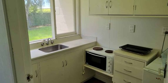 Sunny, cozy unit, ready for new tenants to call home - Photo 2