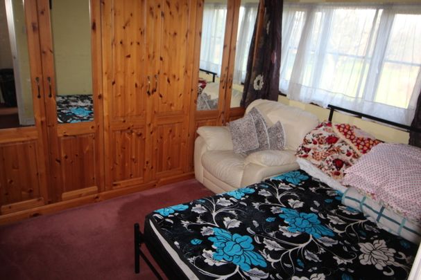 Bolton Lane, Middlesex - Photo 1