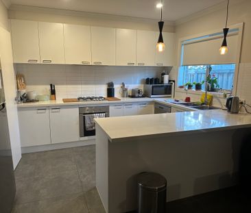 Cranbourne East - Photo 2