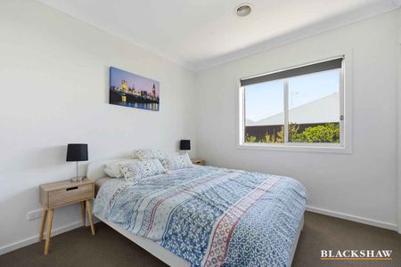 SINGLE LEVEL 3 BEDROOM HOME ACROSS FROM GOOGONG SHOPS, PARK AND SCHOOL - Photo 4
