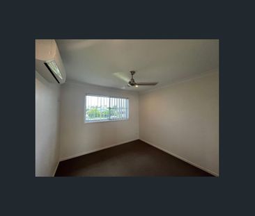 Modern townhouse living in a great complex - Photo 5