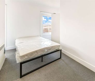 A good size, one bedroom flat ideally located on Wandsworth Road. - Photo 5