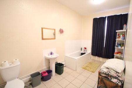 1 bedroom in a flat share to rent - Photo 4