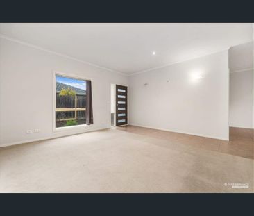 Private Living Near the Coast - Photo 2