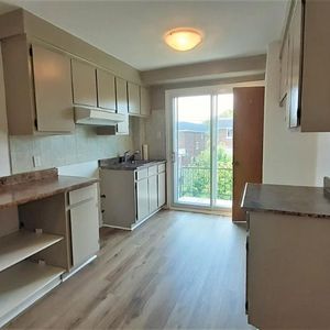 Nouveau-Rosemont 4 1/2 Haut triplex privé-LIBRE!!! -Possible achat électros/meubles - Photo 2