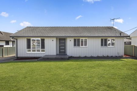 Modern Comfort Meets Entertainer's Delight: Stylish 3-Bedroom - Photo 3