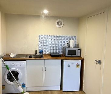 1 Bedroom Ultra Modern - Fully Furnished apartment - Photo 5