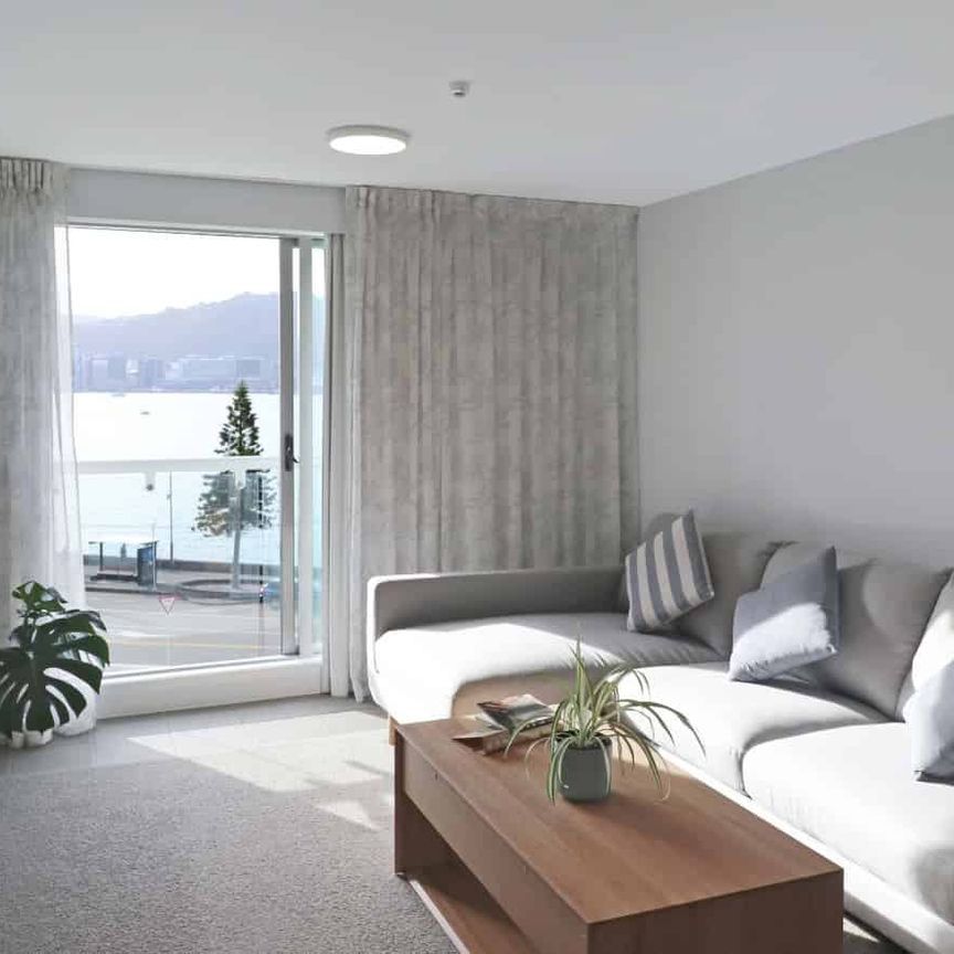 Oriental Parade Living - Photo 1