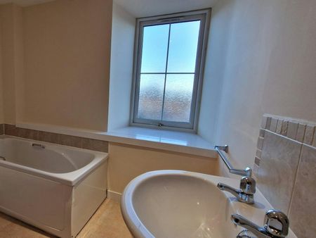 Terraced House to rent on - Photo 2