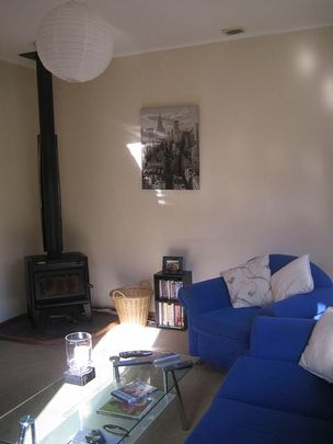 Charming sunny 2 bedroom house - Photo 1