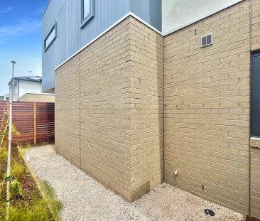 “🏡 3-Bedroom Townhouse in Mernda” - Photo 2
