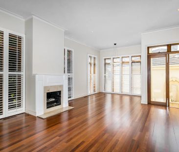 Beautifully Maintained Townhouse - Quiet & Convenient Location - Photo 1