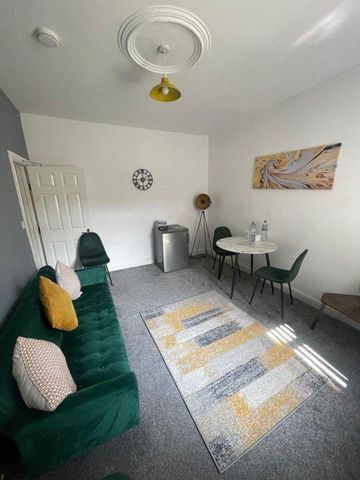 4 bedroom flat to rent - Photo 2