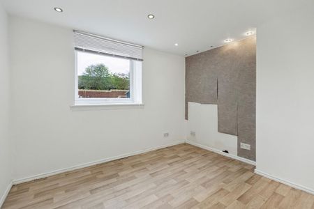 2 bedroom ground floor flat to rent - Photo 2