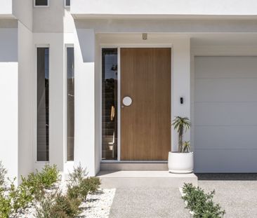 Designer Duplex In Prime Coastal Setting - Six Month Lease - Photo 5