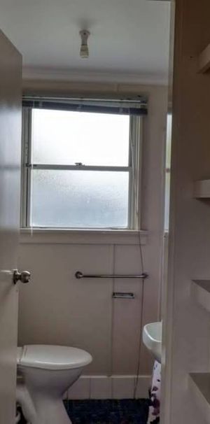 TIDY BEDSIT - Photo 1