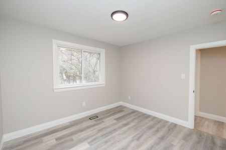 For Lease - 402 Third Line, Oakville, Ontario - Photo 4